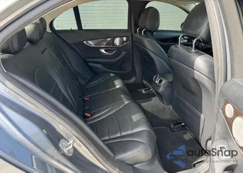 2017 Mercedes-Benz C 300 4Matic z USA, uszkodzony, nr VIN 55SWF4KB4HU214841